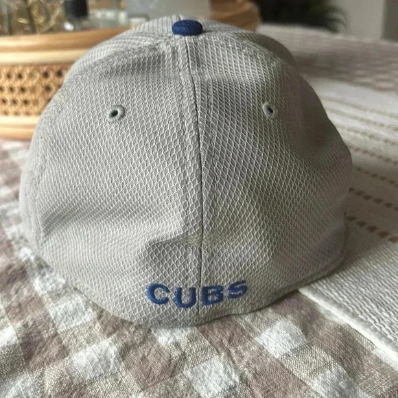EUC NEW ERA CHICAGO CUBS MENS GREY 39THIRTY FLEX HAT
Size: Small/Medium - Picture 3 of 6
